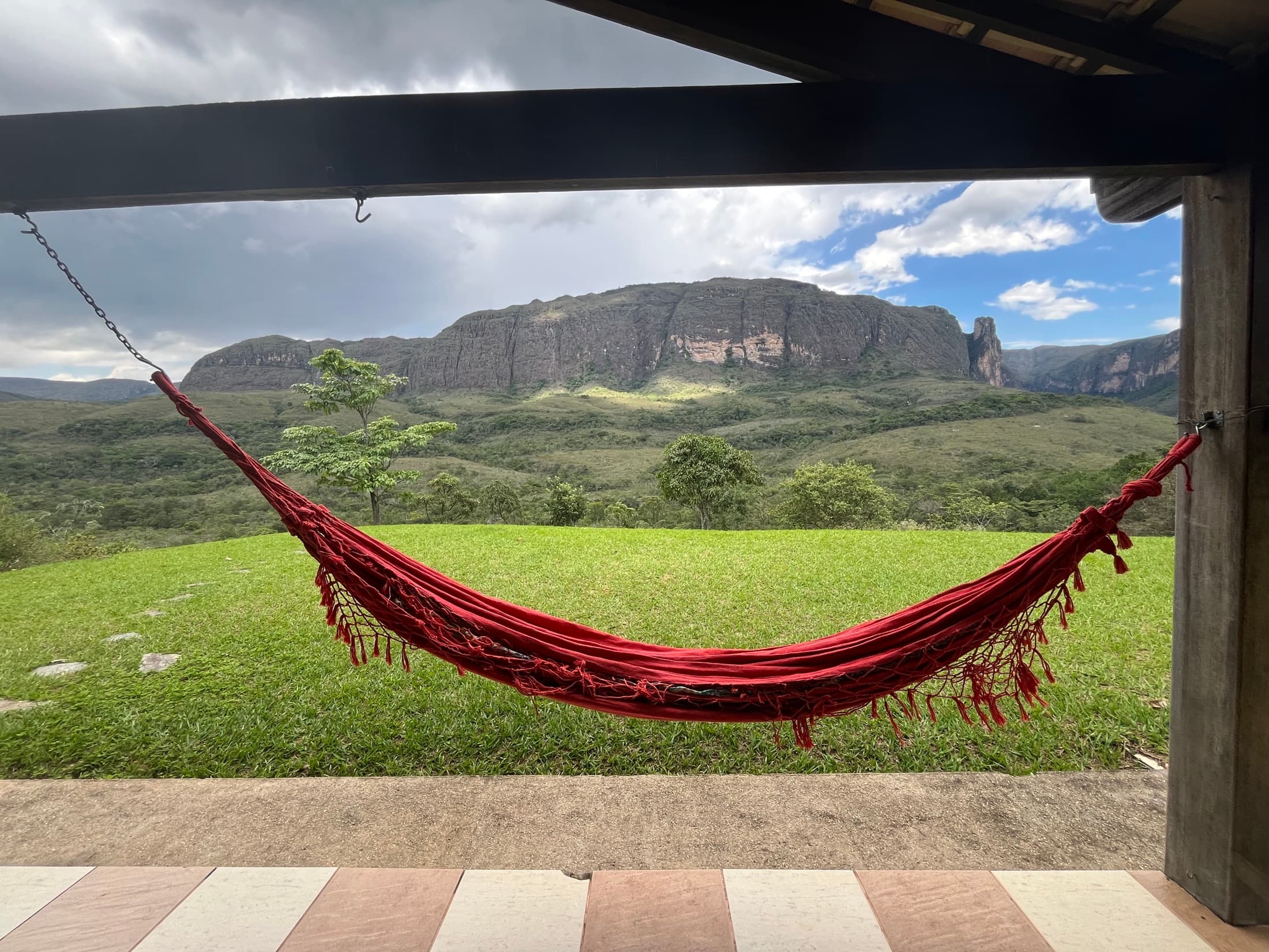 Rede na varanda com vista para a serra