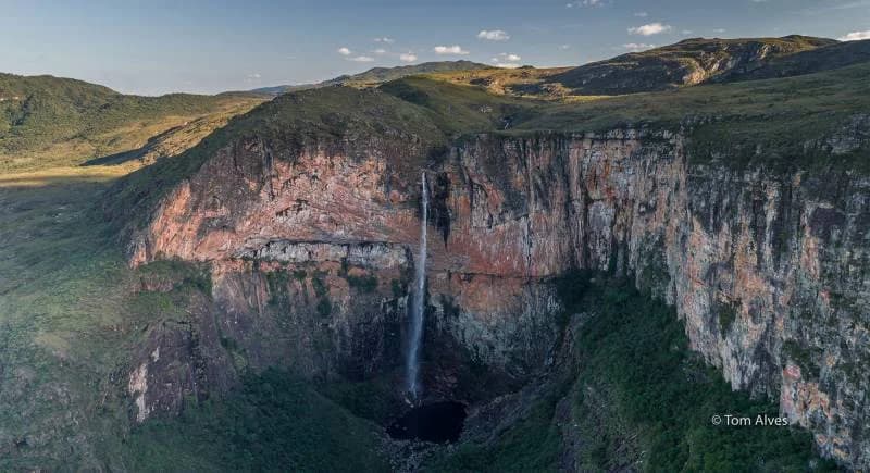 Vista aérea da Cachoeira do Tabuleiro e seu paredão