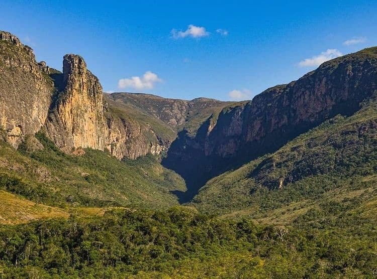 Paisagem de cânions e serras na região da Rabo de Cavalo