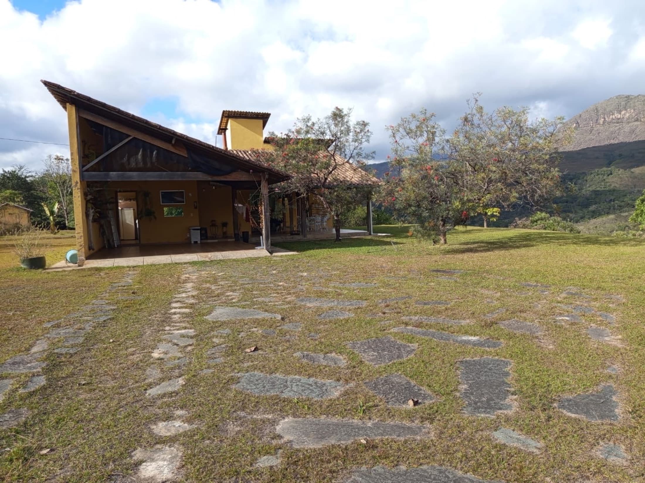 Fachada e gramado do Mirante Peixe Tolo